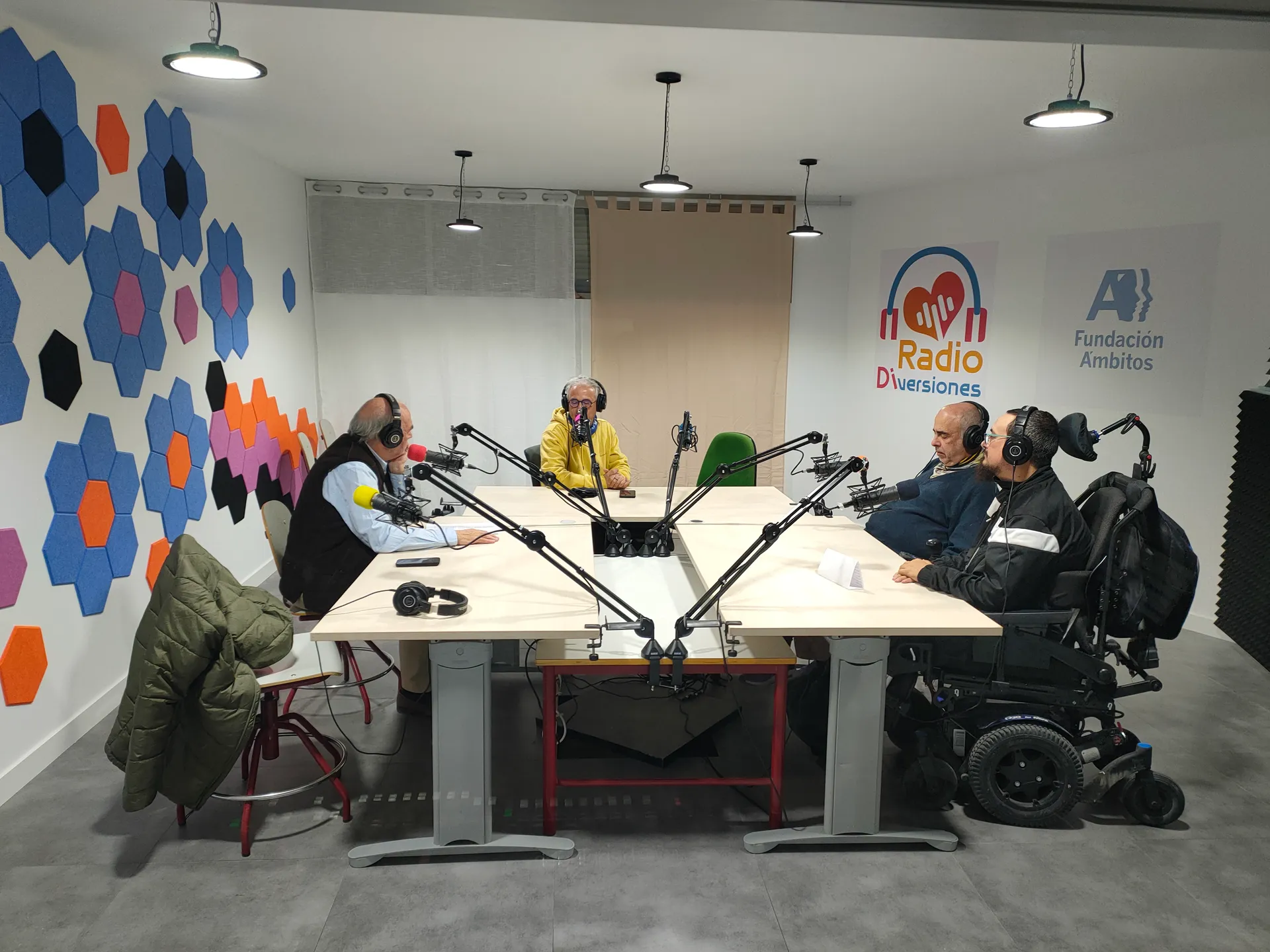 Estudio de Radio Diversiones con el equipo trabajando