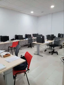 Aula de informática con ordenadores de sobremesa