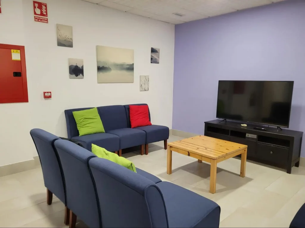 Sala común con sofás azules y televisor